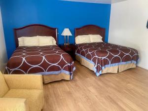 Double Room with Two Double Beds - Smoking room in Rodeway Inn