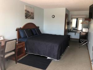 Single Room with Bath room in EdgeOfTheWoodsMotel