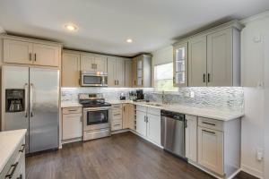 Modern Richmond Home w Deck, Close to Downtown!