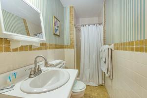 Classic Queen Room room in White Rose Inns