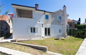 1 Bedroom Amazing Apartment In Podgrade