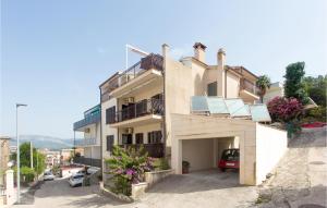 2 Bedroom Gorgeous Apartment In Podstrana 