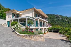 Apartments by the sea Medveja, Opatija - 7720 