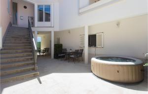 1 Bedroom Amazing Apartment In Podgrade 