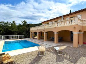 Villas Plush Villa in Le Cannet des Maures with Private Pool : photos des chambres