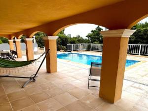 Villas Plush Villa in Le Cannet des Maures with Private Pool : photos des chambres