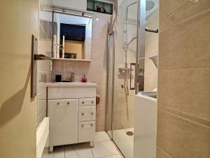 Appartement Climatisé avec Cabine et Parking Privé, à Deux Pas de la Plage, WiFi Inclus - FR-1-715-7