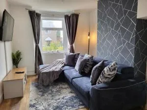 Coventry Cosy Home - Perfect location for Contractors, Families, Relocators, close Walsgrave Hospital and Motorway, Parking - Walsgrave on Sowe