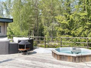 Cottage with Hot Tub in Rejmyre