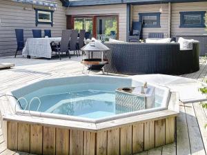 Cottage with Hot Tub in Rejmyre