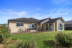 Shores Getaway - One Tree Point Holiday Home