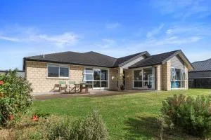 Shores Getaway - One Tree Point Holiday Home - One Tree Point