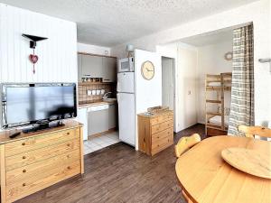 Studio lumineux au centre avec balcon et vue pistes - FR-1-267-260