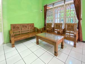 Guest House Hj Muriyah Syariah Slawi Mitra RedDoorz