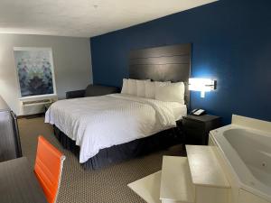 Clairmont Inn & Suites - Warren image 2