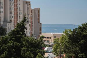 SunnyRose Apartment - walking distance from Znjan beach - free public parking - huge balcony