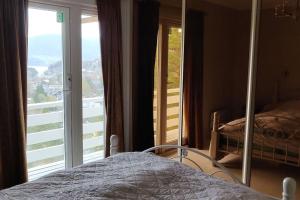 Hus med utsikt på leira . 4 sengeplasser.