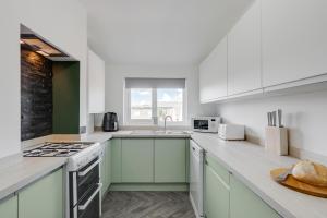 St Davids - Stylish 2 bed apartment, free parking, close to beach