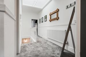 St Davids - Stylish 2 bed apartment, free parking, close to beach