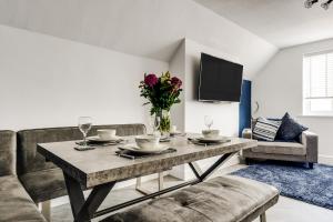 St Davids - Stylish 2 bed apartment, free parking, close to beach