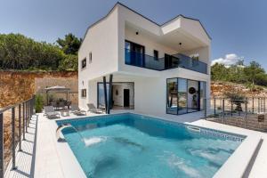 Luxury villa Verbenico Hills- amazing sea view, pool with whirpool and waterfall, beach, in famous w 