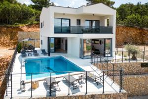 Luxury villa Verbenico Hills- amazing sea view, pool with whirpool and waterfall, beach, in famous w
