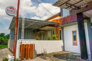 Omah Leren Mitra RedDoorz near Gembiraloka Zoo Yogyakarta