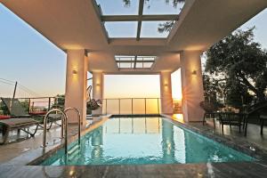 Villa With a Private Heated Pool, Jacuzzi, Overlooking Spectacular Views Of The Sea