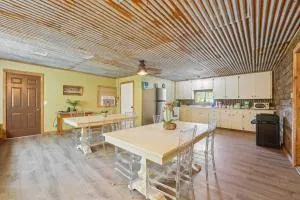 Old Church Retreat with Fire Pit and Air Hockey! - Харрисон