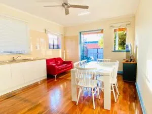 Bay Rd Kids & Pet Friendly Free Parking - Mentone