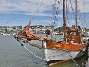 Hochwertige Ferienwohnung direkt am Hafen mit Balkon - Hollendorf