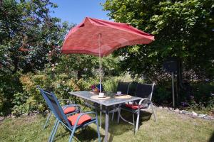 zentral aber ruhig, Terrasse mit viel Grün - strandnahes Ferienhaus Luki