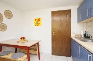 zentral aber ruhig, Terrasse mit viel Grün - strandnahes Ferienhaus Luki