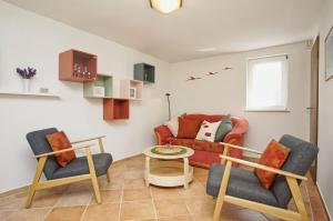 zentral aber ruhig, Terrasse mit viel Grün - strandnahes Ferienhaus Luki