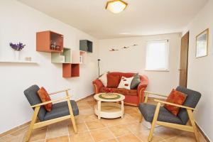 zentral aber ruhig, Terrasse mit viel Grün - strandnahes Ferienhaus Luki