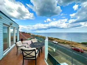 Incredible Panoramic Sea View 2 bedroom Sleeps 4 People! - Free Parking - The Best Beach! - Great Location - Fast WiFi - Smart TV - Newly decorated - sleeps up to 3! Close to Bournemouth & Poole Town Centre & Sandbanks