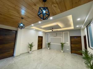 Serviced Luxury Suites with Kitchenette & Balcony at Sector 45