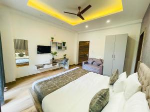 Serviced Luxury Suites with Kitchenette & Balcony at Sector 45