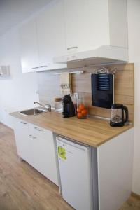 Modern Waterfront 1BR apartment with AC
