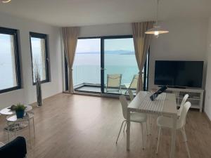 Modern Waterfront 1BR apartment with AC