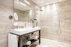 Junior Suite with Lake View room in Hotel Laurin