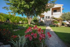 Green garden apartment near the beach