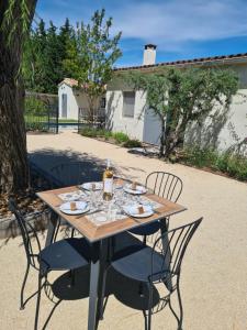 Maisons de vacances Tres joli mazet a 5' a pied du centre avec piscine et beau jardin cloture entierement privatise : photos des chambres