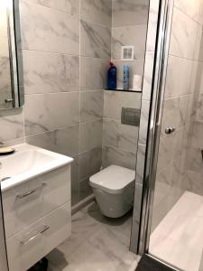 Sejours chez l'habitant La Coloc Boho par Your Sweet Loc : Chambre Lit Queen-Size avec Salle de Bains Commune 