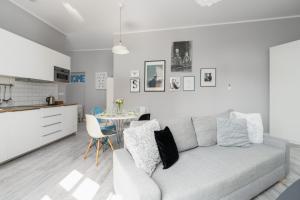 Scandi Małe Garbary Apartment Piaskowa near Old Market Square by Renters