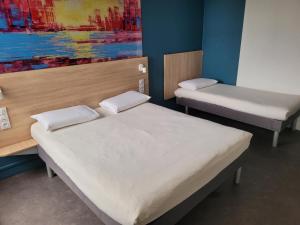 Hotels KYRIAD DIRECT LYON NORD - Dardilly : - 1 lit double + 1 lit simple  - Occupation simple - Non remboursable