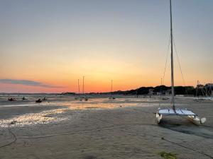 Appartements Studio a 2 min a pied de la plage, du port ostreicole et a 5 min du centre-ville ! : Studio - Vue sur Piscine 