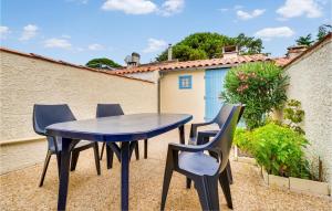 Maisons de vacances Beautiful Home In Saint-georges-dolron With Wifi And 2 Bedrooms : photos des chambres