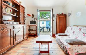 Maisons de vacances Beautiful Home In Saint-georges-dolron With Wifi And 2 Bedrooms : photos des chambres
