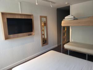 Hotels KYRIAD DIRECT LYON NORD - Dardilly : Chambre avec 1 Lit Double et 2 Lits Simples